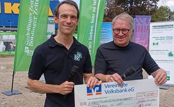 SZ/BZ-Verleger Christian Röhm (links) überreicht einen Spendenscheck in Höhe von 7500 Euro an Jürgen Haar, den Vorsitzenden des Vereins „Nachbarn in Not“.